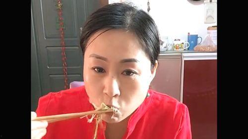 娱乐吃瓜酱好朋友小说,糊咖逆袭，吃瓜酱的好友奇遇记